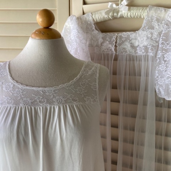 1980's Movie Star Nylon and Chiffon Peignoir Set - Picture 5 of 12